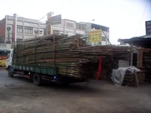 Truck driver from Taiwan unloads 3 tons of bamboos in 30 sec