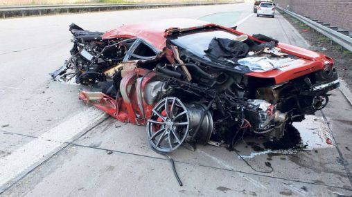 Ferrari 430 Scuderia crashed while driving at 300 km/h speed