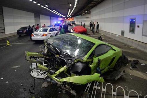 Brutal Lamborghini and Ferrari crash in tunnel – Cars Totaled